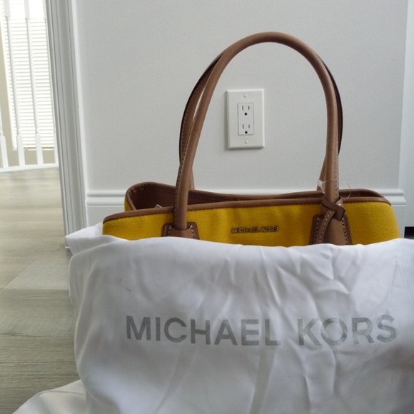 Michael Kors Mercer Gallery Medium Satchel in Jasmine Yellow - Picture 6 of 6